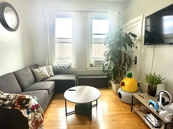 2303 S Oakley Ave #3R, Chicago, IL 60608