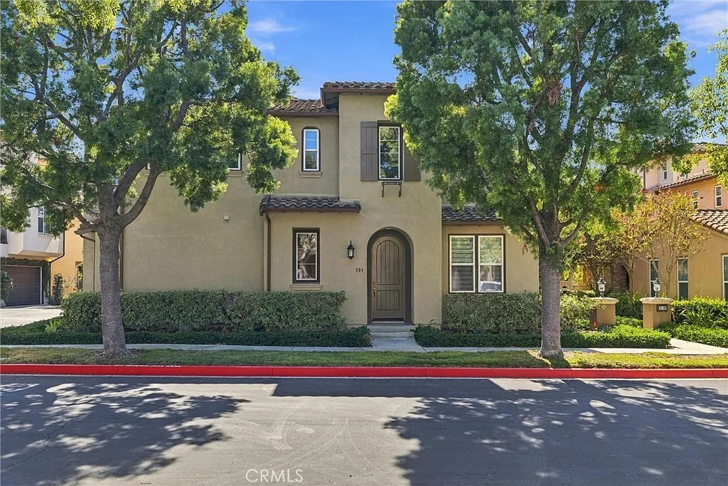 3 bed, 2.5 bath, 1869 sqft, $4,800 — Photo 1