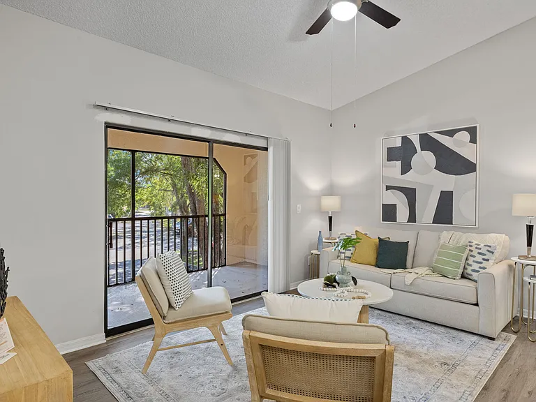 Oasis Naples Apartments — Photo 31
