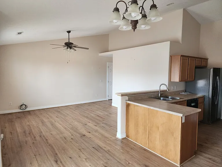 1421 Northern View Dr — Photo 12