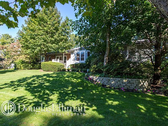 2nd image of 5 Locust Manor Ct