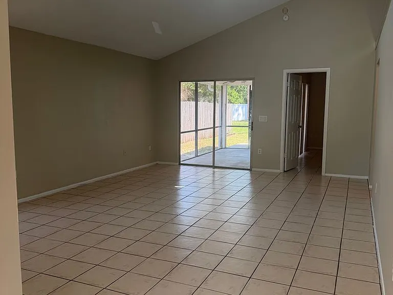 160 Edgewater Cir — Photo 2