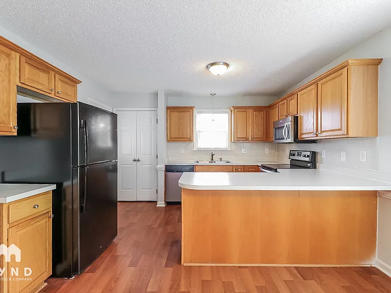 928 Shannondale Dr — Photo 4