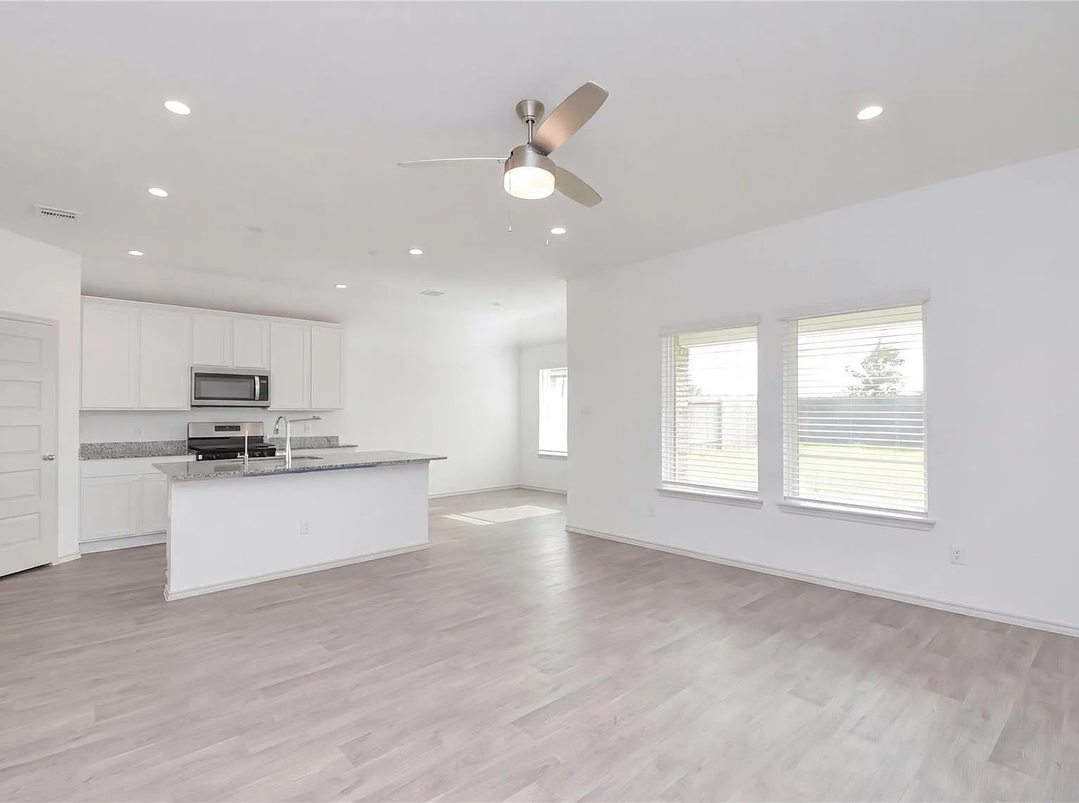 3 bed, 2.0 bath, 1411 sqft, $2,250 — Photo 2