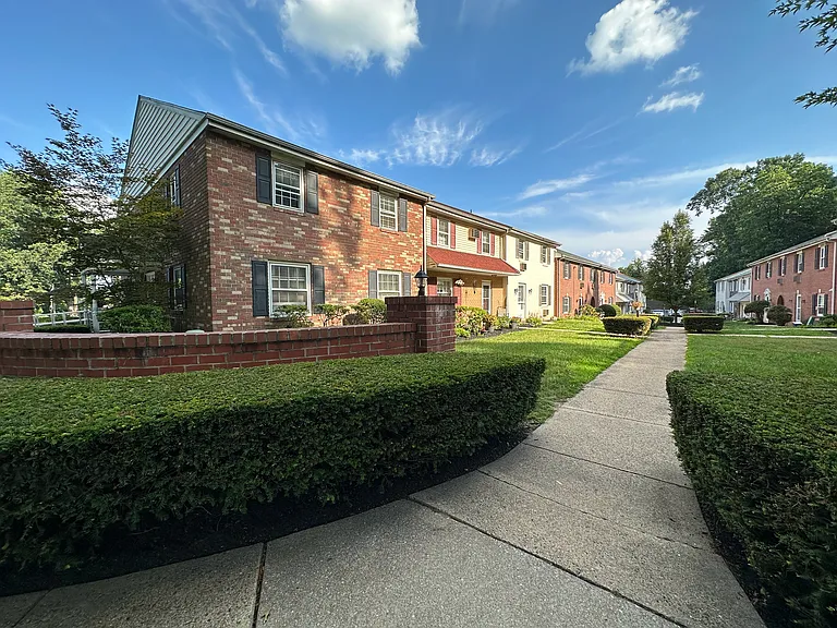 Hampshire Place Townhomes — Photo 1