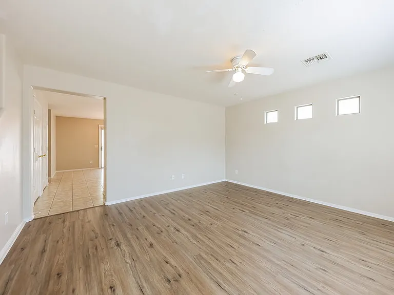 7222 S 37th Dr — Photo 4