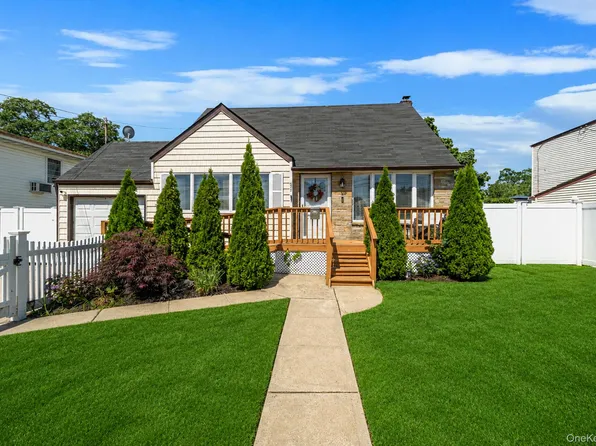 93 Deauville Boulevard, Copiague, NY 11726