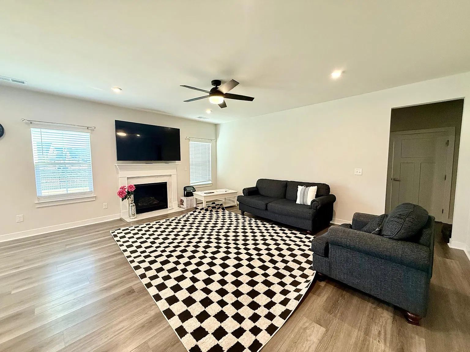 5 bed, 3042 sqft, $2,990 — Photo 4