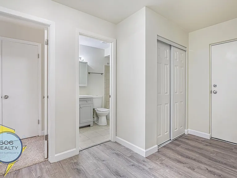 1039 College - apartments and offices for rent — Photo 7