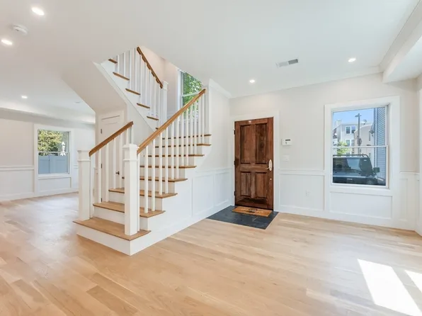 147 W 8th St, South Boston, MA 02127