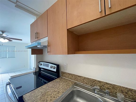 5th image of 941 NE 170th St APT 304