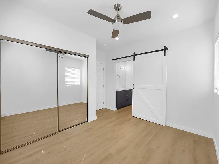 2210 Pine Ave #A — Photo 11