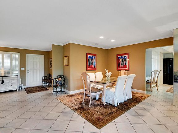 5th image of 427 Pine Villa Dr