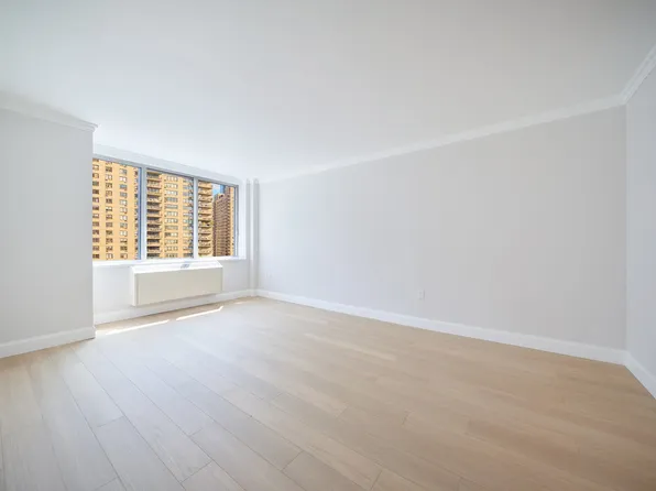 160 Riverside Boulevard image 2 of 14