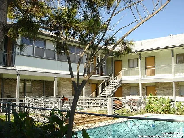 3 bed, 1072 sqft, $1,375 — Photo 1