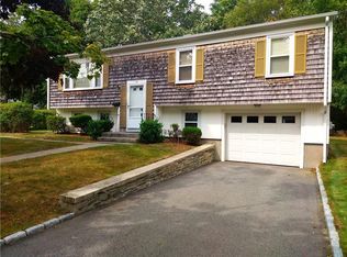 19 Brooks Farm Dr, Bristol, RI 02809