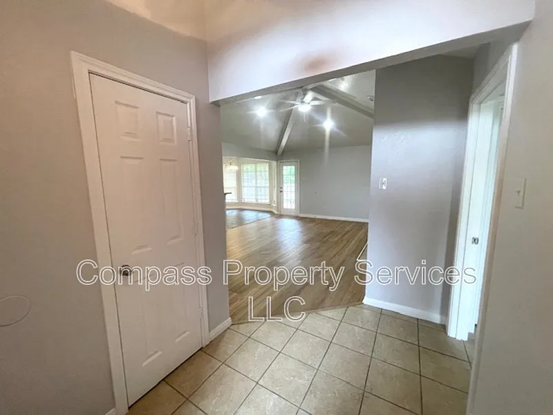 3 bed, 2.0 bath, 1441 sqft, $2,000 — Photo 3