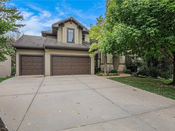 9652 Pickering St, Shawnee, KS 66227