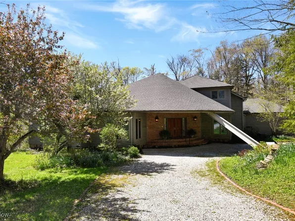 13540 Ledgebrook Ln, Chagrin Falls, OH 44022