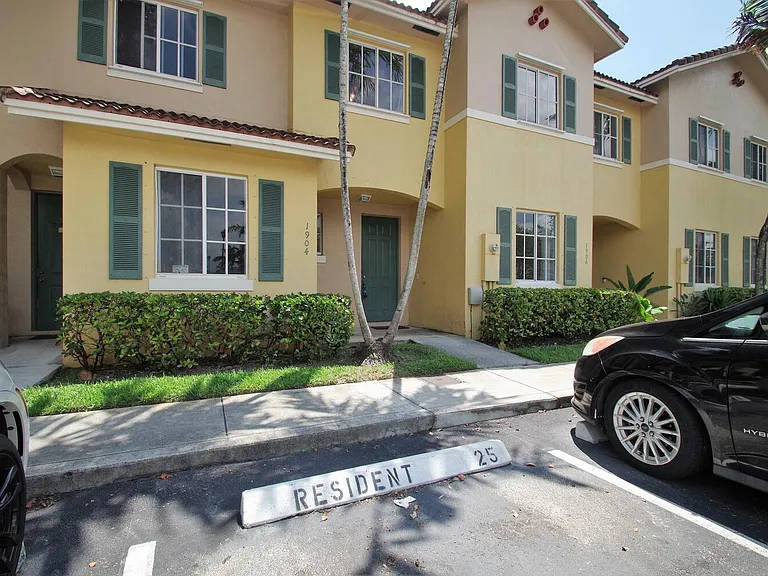 1904 SW 60th Ave — Photo 15