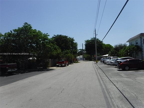 3rd image of 1028 NE 39th Dr APT 3