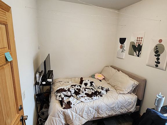 3rd image of 60 E 10th St