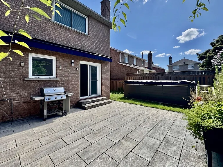 2052 Oak Bliss Cres — Photo 26