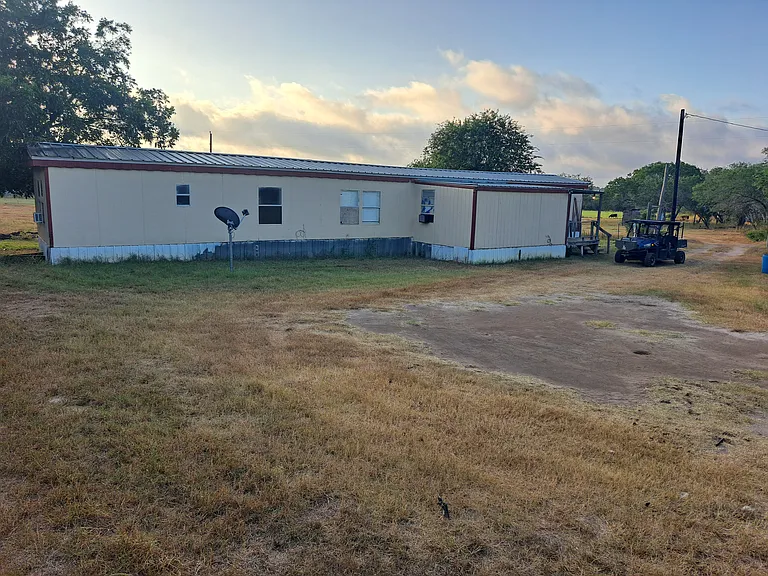 7851 FM 673 — Photo 8