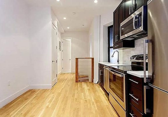 2nd image of 26 Vandam St APT 1FW