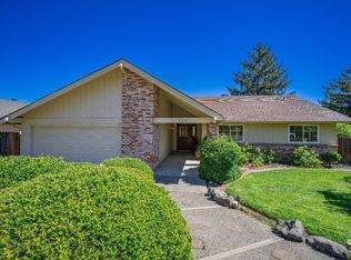 424 Oak Brook Ln, Santa Rosa, CA 95409