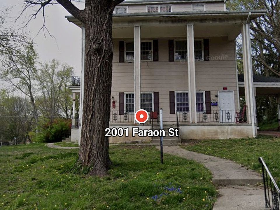 Ground floor unit, large front yard and back yard.