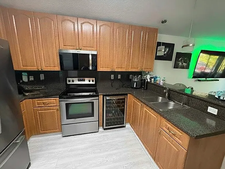9121 SW 208th Ter — Photo 12