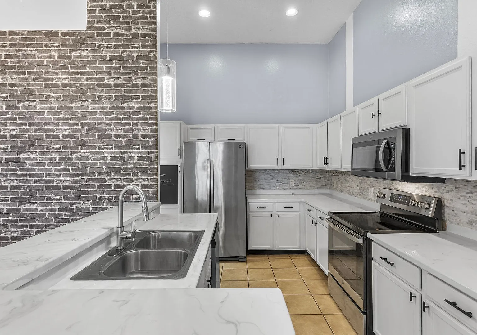 Designer 3/2 with 2 Car Garage in Desirable Location Island Walk — Photo 4