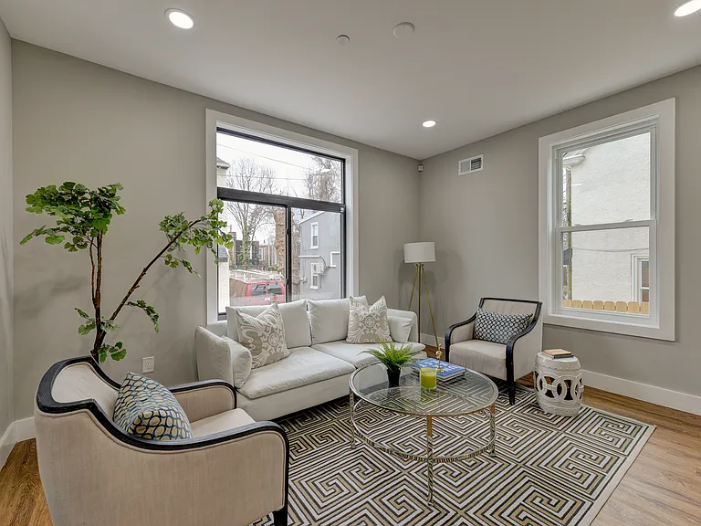 135 E Springer St — Photo 32