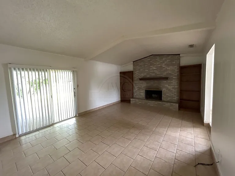 2408 Carnation Dr — Photo 3
