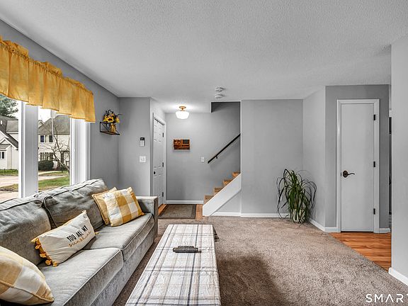 5th image of 75 Eastbrook Heights #B