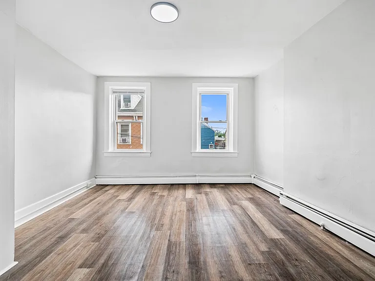 1821-1823 Niggel Street — Photo 3