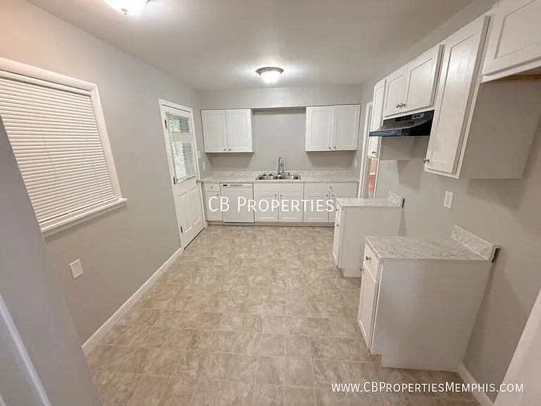 1711 Myrna Ln — Photo 2