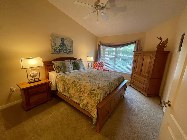 Main bedroom with Queen bed