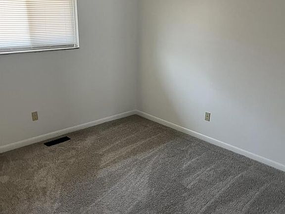 5th image of 2052 Arlington Ave APT 2