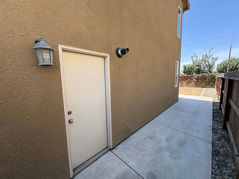 641 S Laguna St — Photo 38