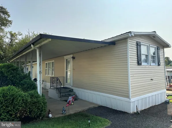 105 Southwick Dr, Hereford, PA 18056