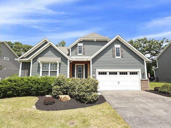 2nd image of 2442 Edgehill Dr