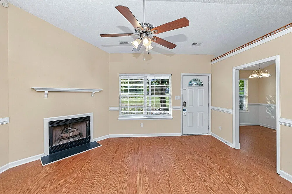 3 bed, 2.0 bath, 1161 sqft, $1,865 — Photo 4
