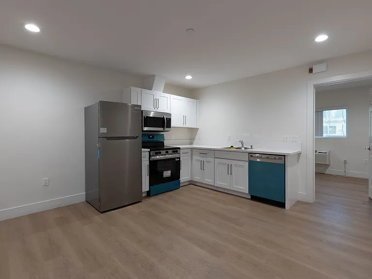 7311 S Broadway — Photo 3