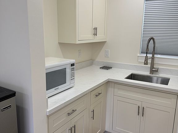 3rd image of 520 Richmond Ave #S