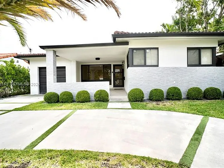 8811 Carlyle Ave — Photo 2