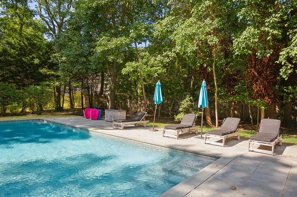 Charming East Hampton Retreat with Pool — Photo 3