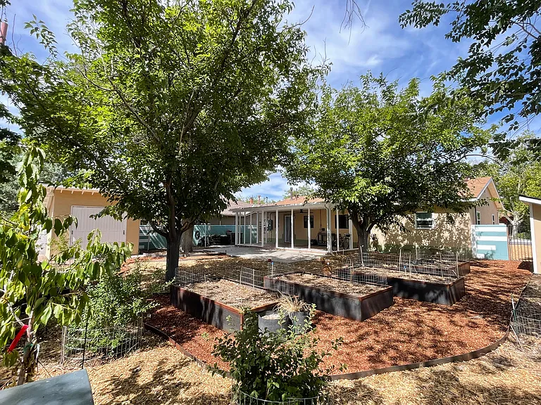 321 Sierra Pl NE — Photo 24