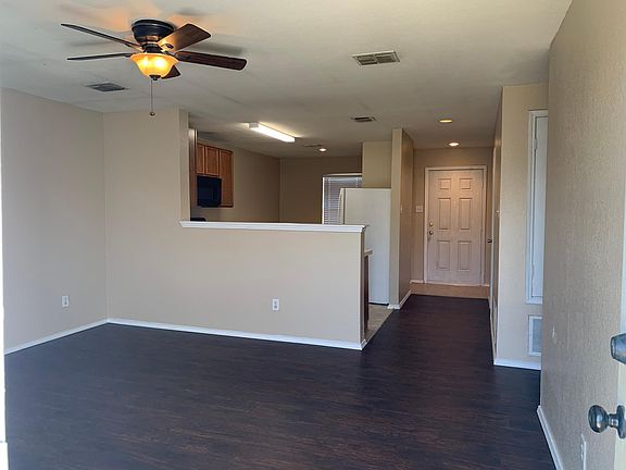 2nd image of 1400 Queens Brook Ln
